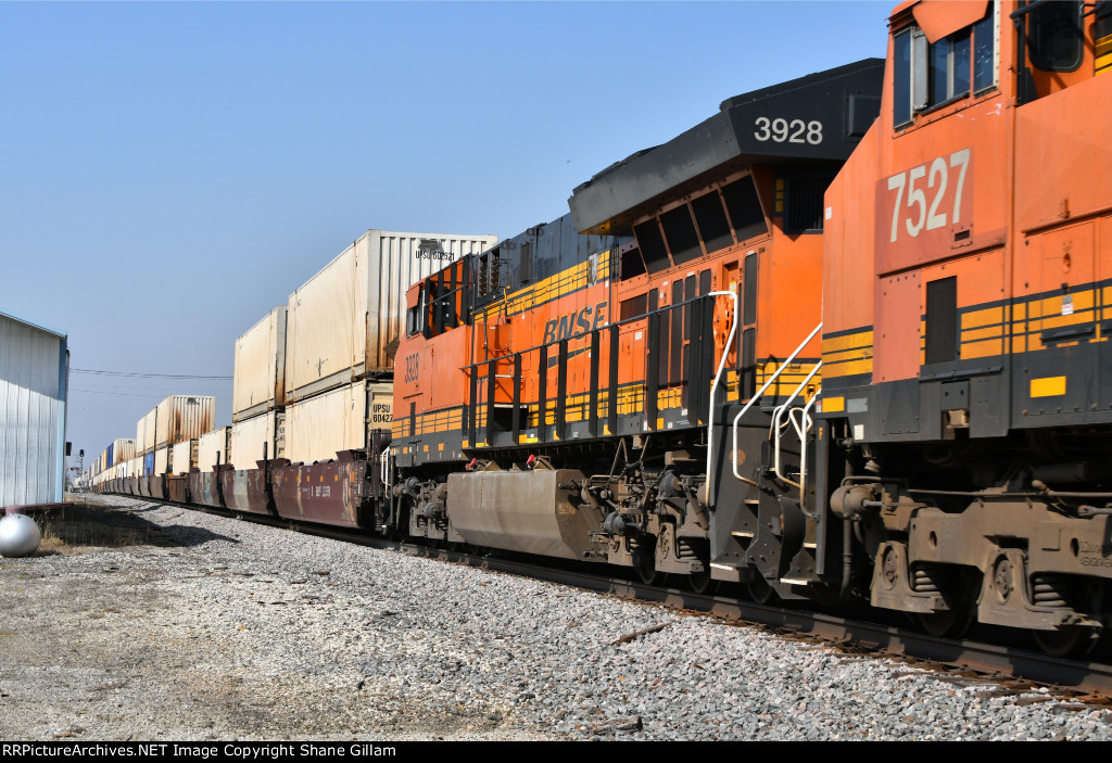 BNSF 3928 Roster shot.